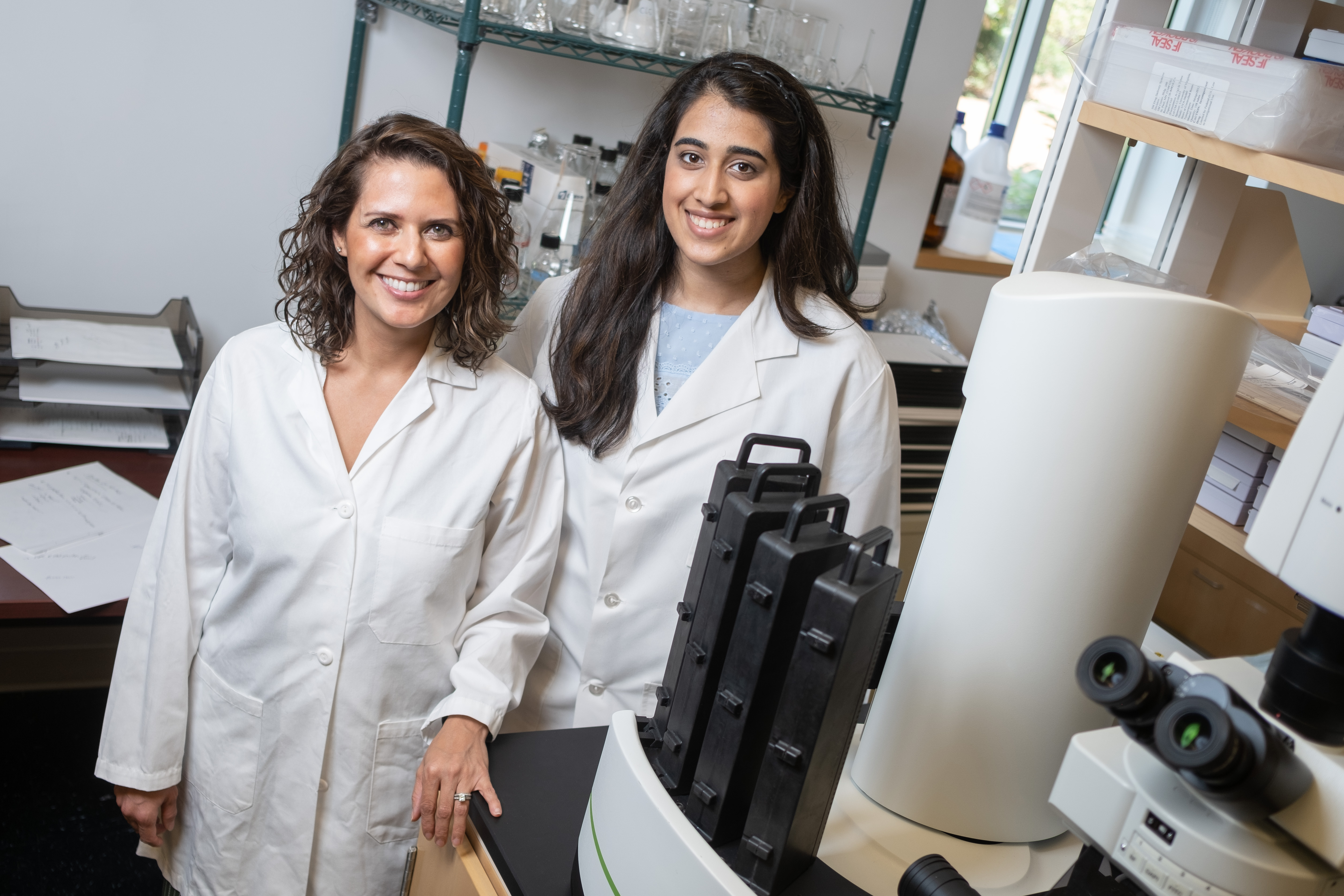 Illena Mauldin (left) stands with undergrad researcher in the lab