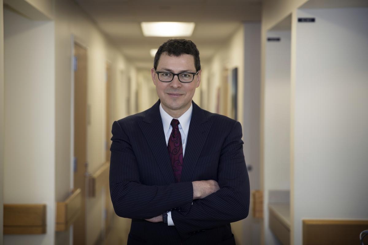 José Oberholzer, MD stands in a hallway.